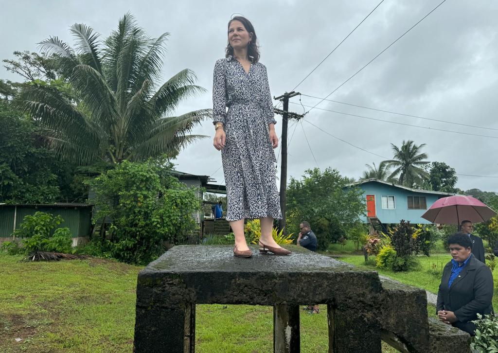 Die deutsche Außenministerin Annalena Baerbock besichtigt ein Dorf auf den Fidschi-Inseln, welches wegen Überschwemmungen umgesiedelt wird. - Foto: Michael Fischer/dpa