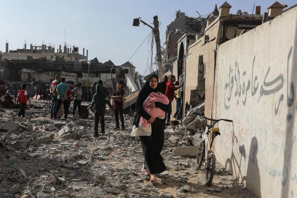 Vor einem erwarteten Militäreinsatz hat Israels Armee mit der Evakuierung der Stadt Rafah begonnen. Ägypten befürchtet viele Binnenflüchtlinge. - Foto: Abed Rahim Khatib/dpa