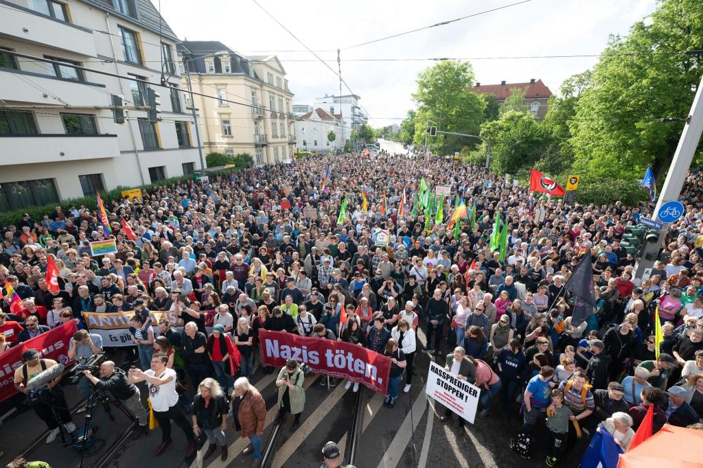 In Deutschland gibt es viel Solidarität mit den Angegriffenen. Die Menschen fordern nun Konsequenzen. - Foto: Sebastian Kahnert/dpa