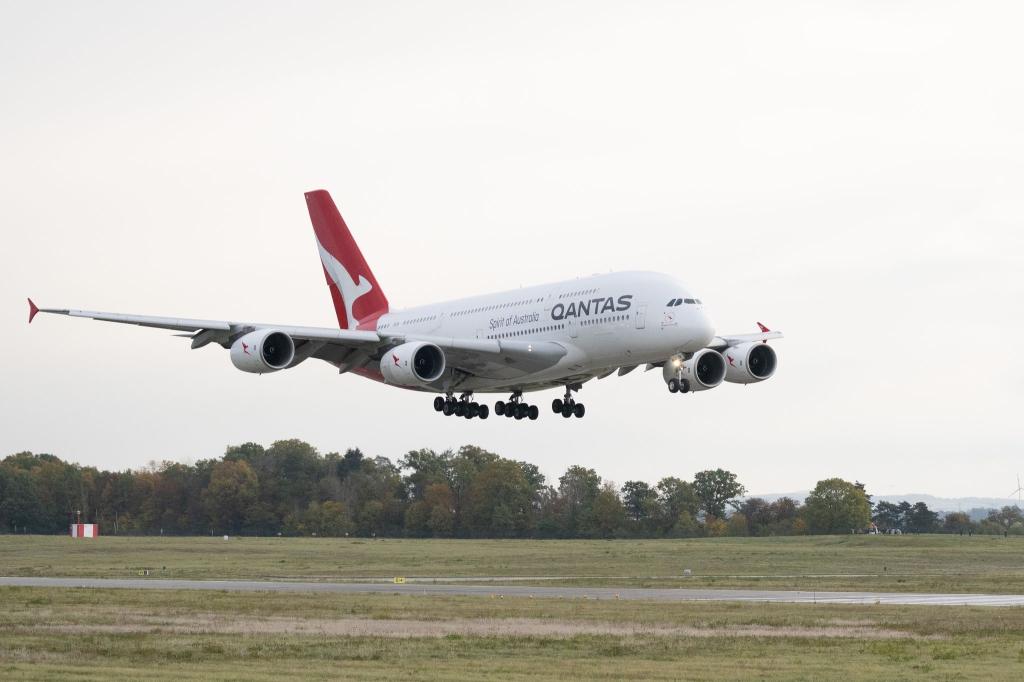 Die Fluggesellschaft Qantas verkaufte Tickets für gestrichene Flüge. - Foto: Sebastian Kahnert/dpa