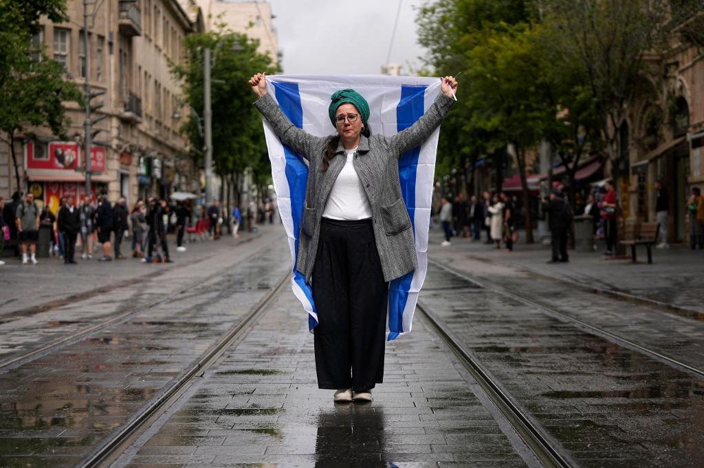 Mit landesweiten Alarmsirenen gedenkt Israel der Ermordung von sechs Millionen Juden durch die Nationalsozialisten im Zweiten Weltkrieg. - Foto: Ohad Zwigenberg/AP
