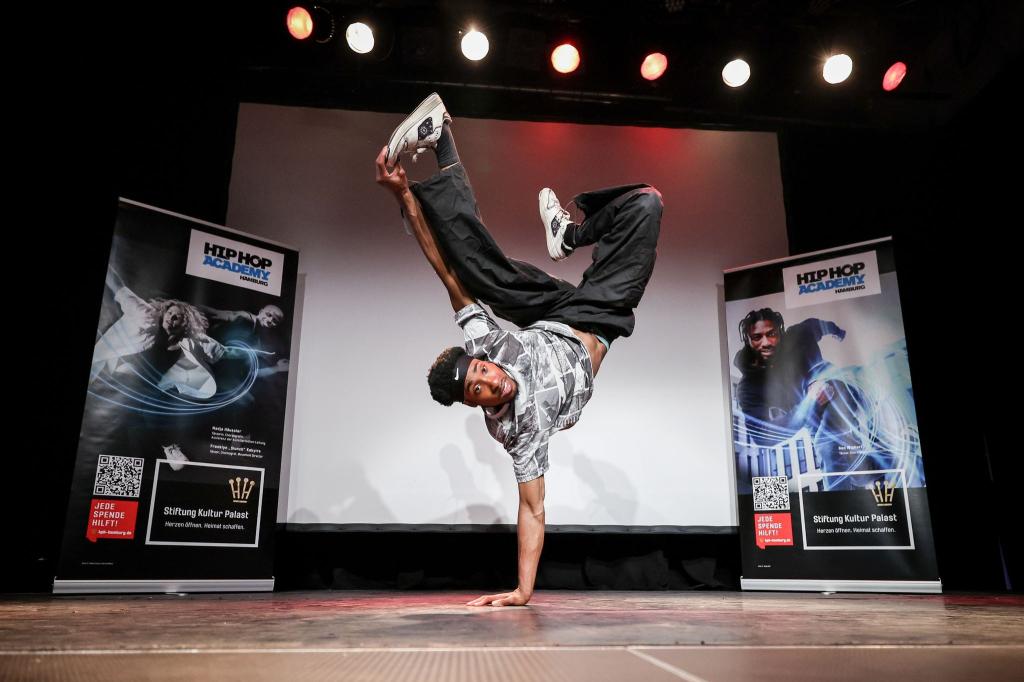 Breaking-Tänzer Noah Tete. Die Tanzsportart feiert seine Olympia-Premiere. - Foto: Christian Charisius/dpa
