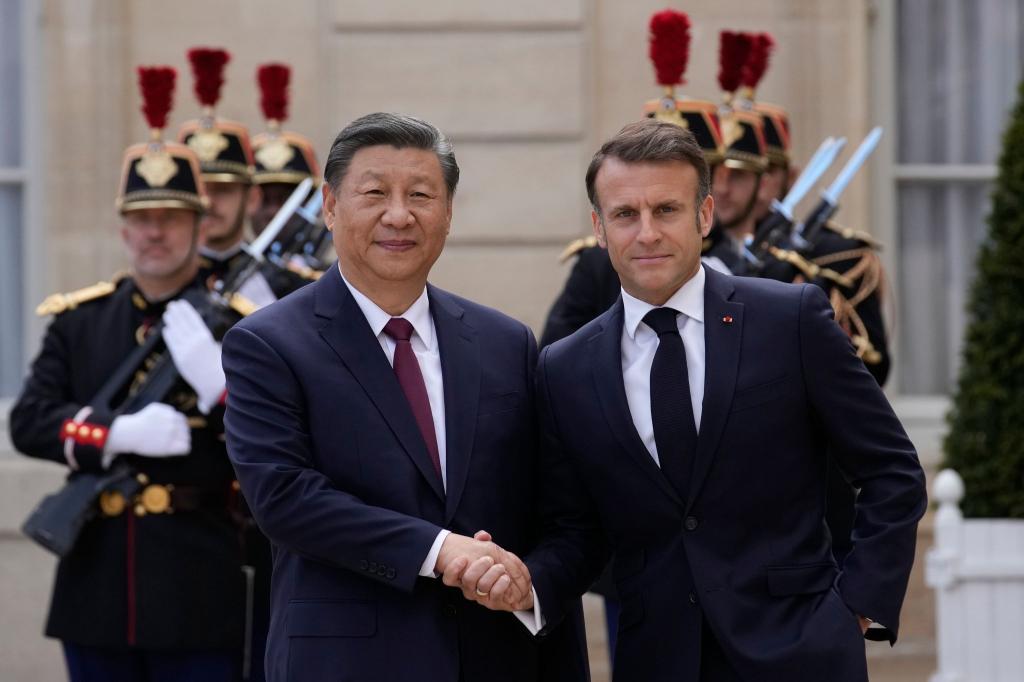 Der französische Präsident Emmanuel Macron (r) begrüßt Chinas Präsident Xi Jinping vor ihrem Treffen im Elysee-Palast. - Foto: Christophe Ena/AP/dpa