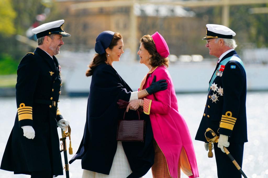 Dänemarks König Frederik X. (l) und Königin Mary (M,l) werden von Schwedens Königin Silvia (M,r) und König Carl XVI. Gustaf bei ihrer Ankunft in Stockholm begrüßt. - Foto: Ida Marie Odgaard/TT News Agency/AP/dpa
