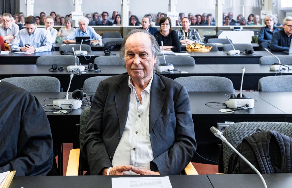 Der 80-jährige Arzt zum Auftakt seines Prozesses im Gerichtssaal in Hamburg. - Foto: Markus Scholz/dpa pool/dpa