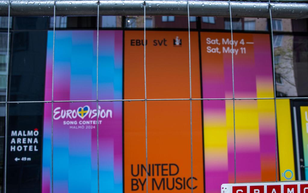 Werbetafeln für den Eurovision Song Contest am Austragungsort Malmö Arena. - Foto: Jens Büttner/dpa
