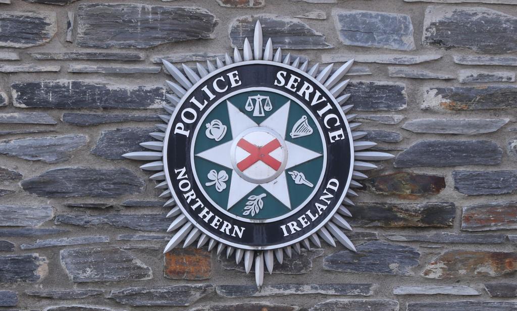 Das Logo des Police Service of Northern Ireland. - Foto: Niall Carson/PA Wire/dpa