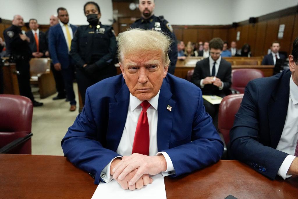 Der Prozess geht weiter: Ex-Präsident Donald Trump wartet auf den Beginn der Verhandlung vor dem Strafgericht in Manhattan. - Foto: Julia Nikhinson/POOL AP/AP/dpa