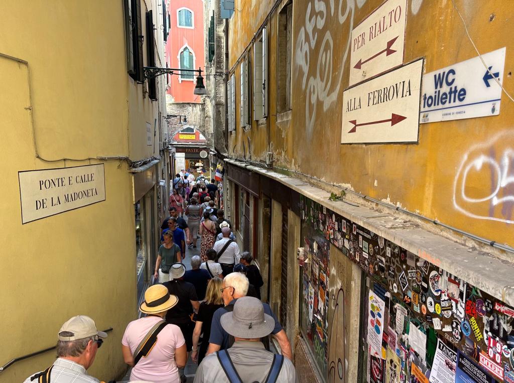 Besucher drängen sich in der "Calle de la Madoneta", eine der engen Gassen Venedigs. - Foto: Christoph Sator/dpa
