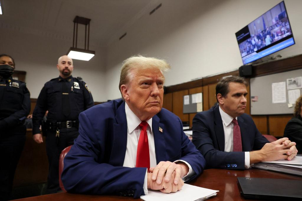 Richter Merchan hat eine Strafe von 1000 Dollar gegen den ehemaligen Präsidenten Donald Trump verhängt. - Foto: Brendan McDermid/Pool Reuters/AP/dpa
