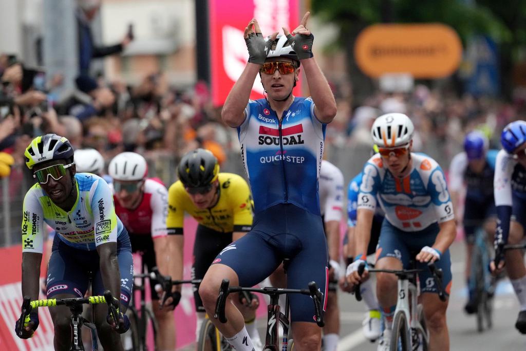Der Belgier Tim Merlier feiert seinen Sieg auf der dritten Etappe des Giro d'Italia. - Foto: Gian Mattia D'Alberto//LaPresse/AP/dpa