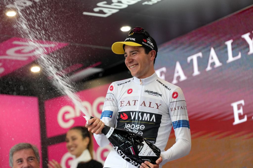 Da freut sich jemand: Cian Uijtdebroeks aus Belgien feiert seinen Sieg auf dem Podium am Ende der 3. Etappe des Giro d'Italia von Novara nach Fossano. - Foto: Gian Mattia D'alberto/LaPresse via ZUMA Press/dpa