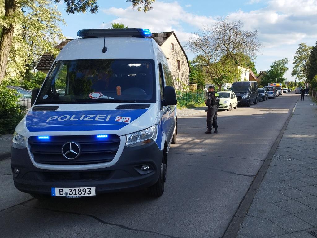 Polizisten sperren eine Straße im Berliner Bezirk Spandau für die Ermittlungsarbeiten. - Foto: Christian Pörschmann/dpa