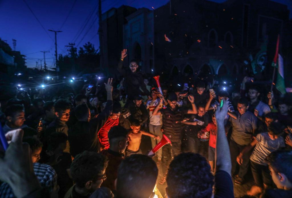 Palästinenser feiern in den Straßen von Rafah, nachdem die Hamas bekannt gegeben hat, dass sie einem Vorschlag für einen Waffenstillstand im anhaltenden Konflikt mit Israel zustimmt. - Foto: Abed Rahim Khatib/dpa