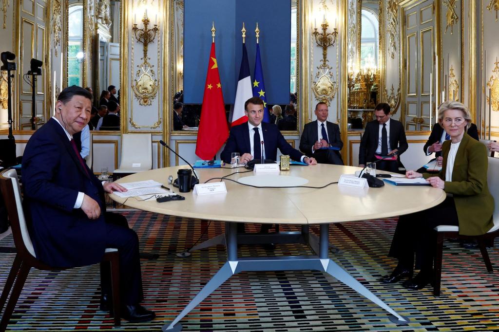Der französische Präsident Emmanuel Macron (M), Chinas Präsident Xi Jinping (l) und die Präsidentin der Europäischen Kommission Ursula von der Leyen nehmen an einem trilateralen Treffen im Elysee-Palast in Paris teil. - Foto: Gonzalo Fuentes/REUTERS Pool/AP/dpa