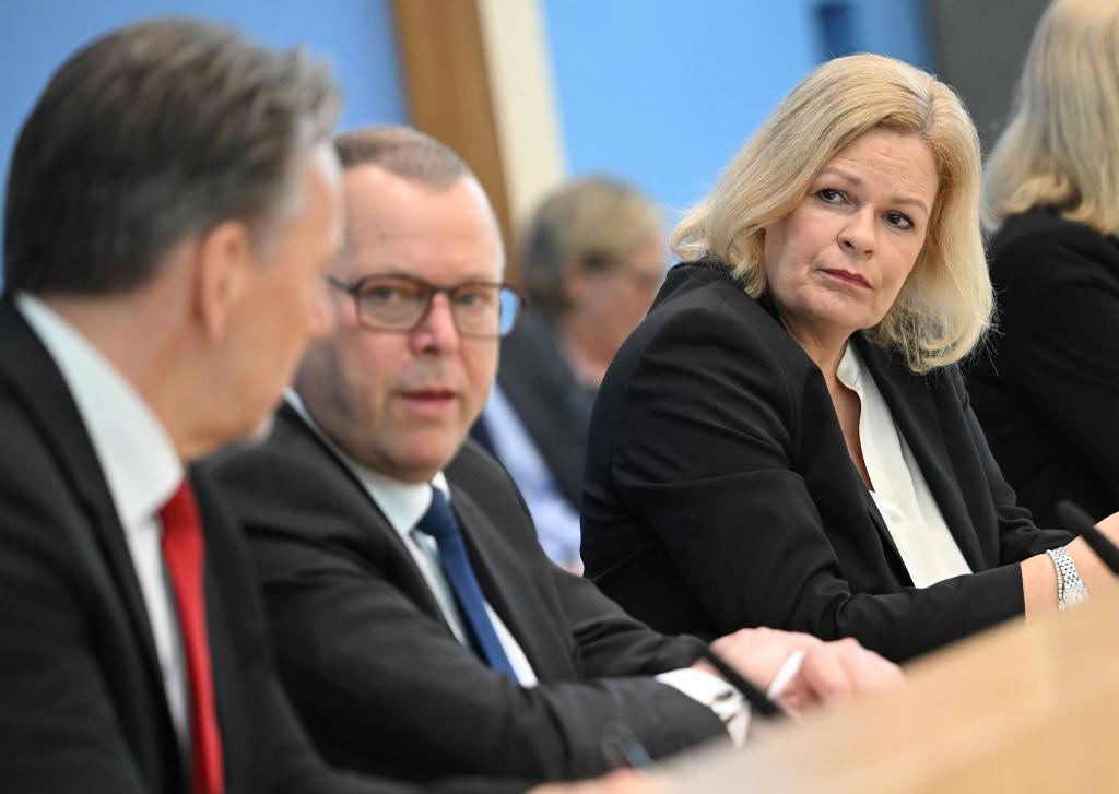 Bundesinnenministerin Nancy Faeser (SPD) und die Länder-Ressortchefs schalten sich heute in einer Videokonferenz zusammen, um nach Angriff in Dresden über besseren Schutz zu beraten. - Foto: Britta Pedersen/dpa