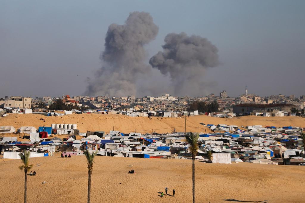 Nach einem israelischen Luftangriff östlich von Rafah im Gazastreifen steigt Rauch auf. - Foto: Ismael Abu Dayyah/AP/dpa