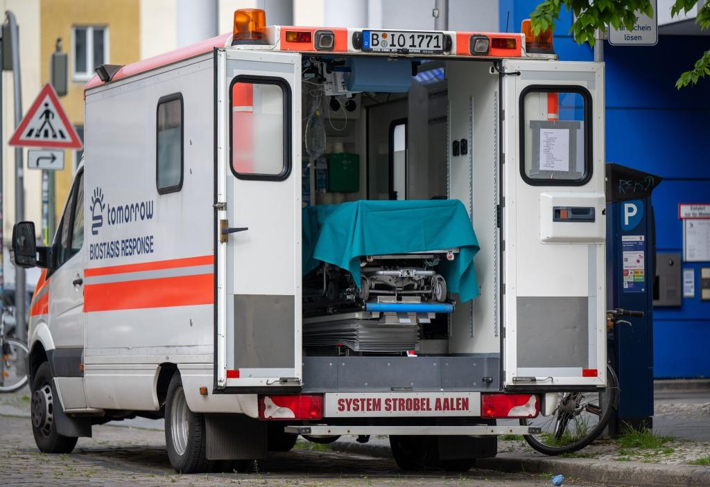 Mobile Kryokonservierung kann mit Hilfe von umgebauten Krankenwagen durchgeführt werden. - Foto: Monika Skolimowska/dpa