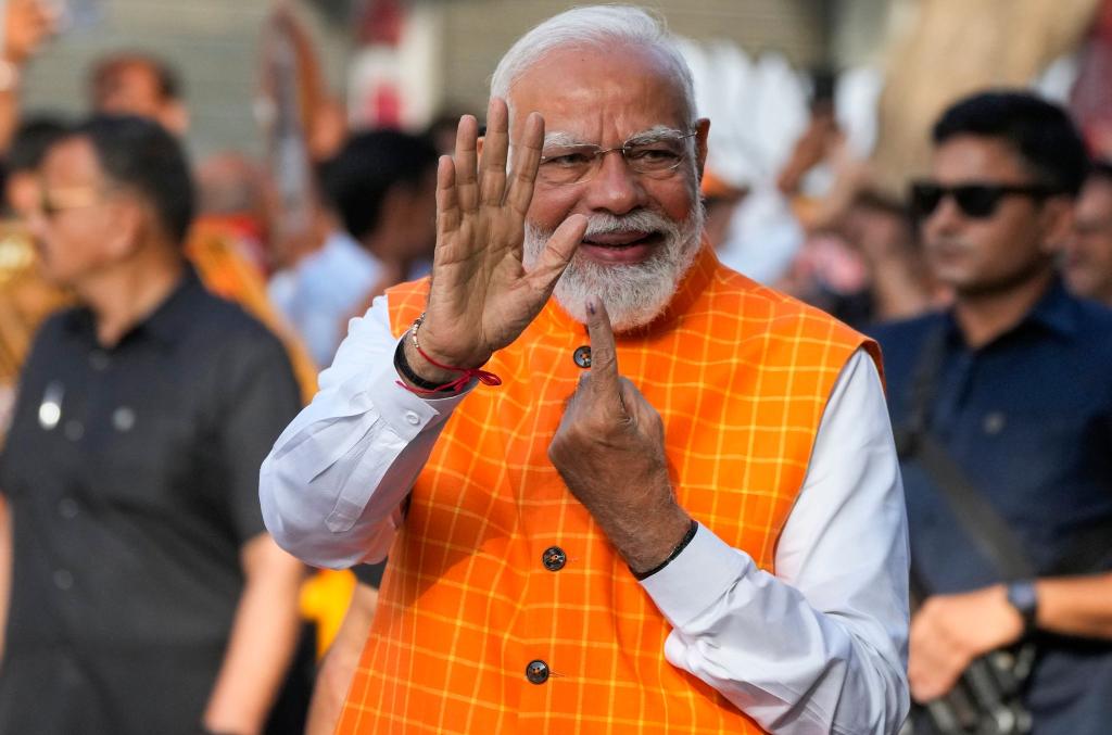 Er hofft auf seine Wiederwahl: Der indische Premierminister Narendra Modi hat in Ahmedabad seine Stimme bei den noch bis Juni laufenden Parlamentswahlen abgegeben. - Foto: Ajit Solanki/AP