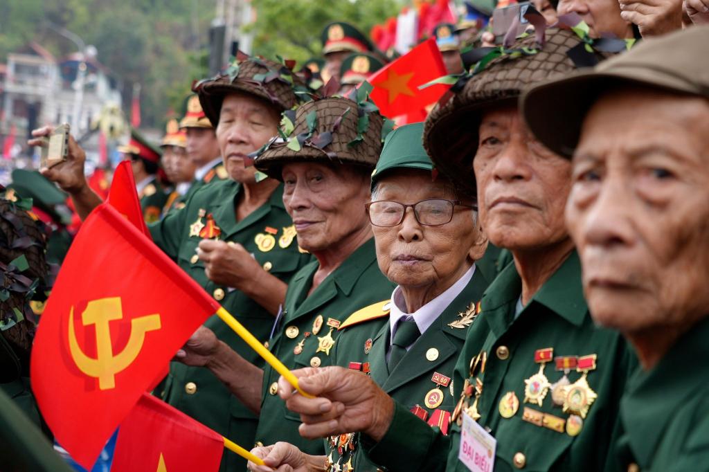 Vietnamesische Veteranen feiern den 70. Jahrestag der Schlacht von Dien Bien Phu, bei der die französische Armee von vietnamesischen Truppen besiegt wurde. Damit endete die französische Kolonialherrschaft in Vietnam. - Foto: Hau Dinh/AP