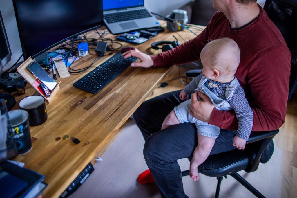 Ein junger Vater im Home-Office mit seinem sechs Monate alten Sohn. - Foto: Jens Büttner/dpa