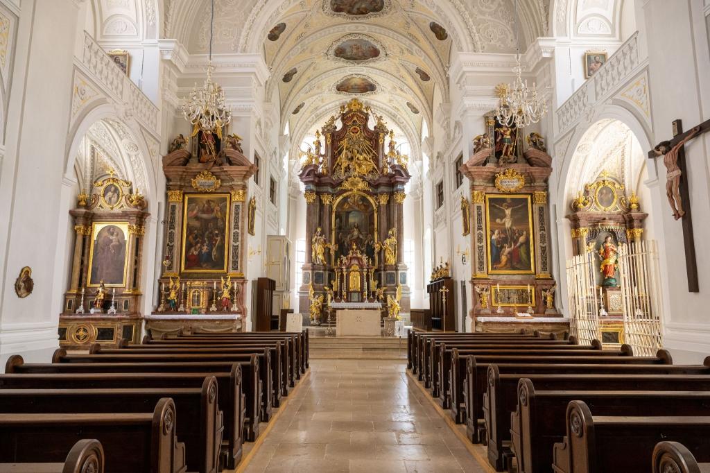 Blick in den Kirchenraum und auf den Altar der Stadtkirche Sankt Oswald. - Foto: Peter Kneffel/dpa