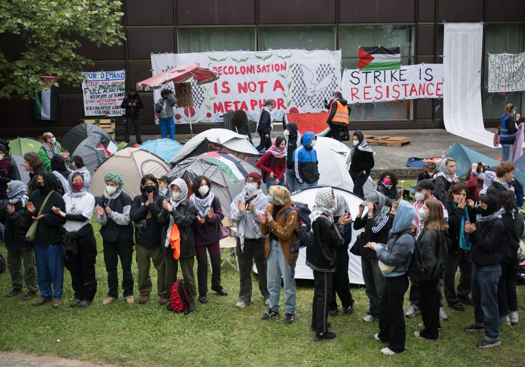 Propalästinensische Aktivisten haben einen Hof der Freien Universität in Berlin besetzt. - Foto: Sebastian Christoph Gollnow/dpa