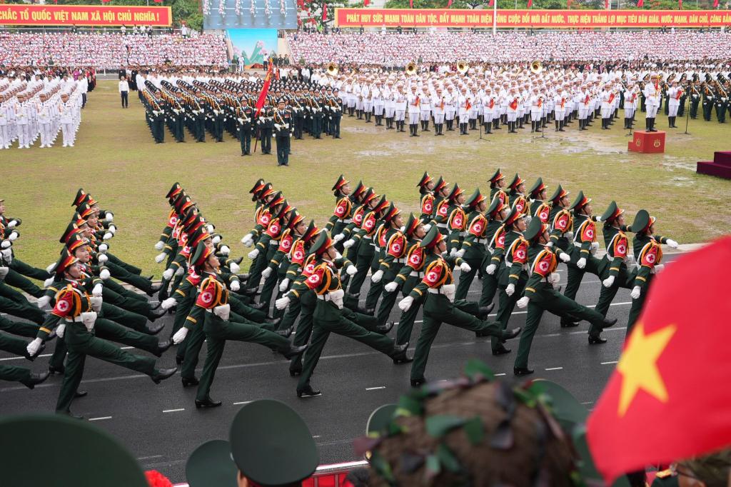 Zahlreiche Soldaten marschieren über ein Gelände in Dien Bien Phu. Mit der Parade feiert Vietnam den 70. Jahrestag des Sieges über die französische Armee und damit das Ende der Kolonialherrschaft. - Foto: Hau Dinh/AP