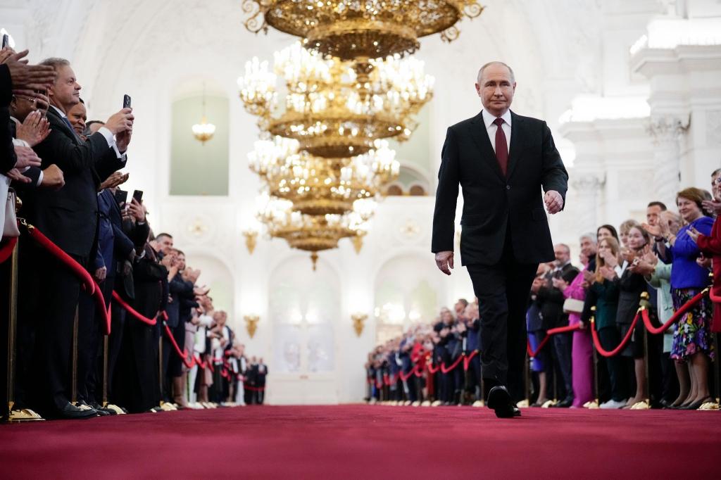 Wladimir Putin geht zur Vereidigung als russischer Präsident während einer Inaugurationszeremonie im Großen Kremlpalast. - Foto: Alexander Zemlianichenko/Pool AP/AP