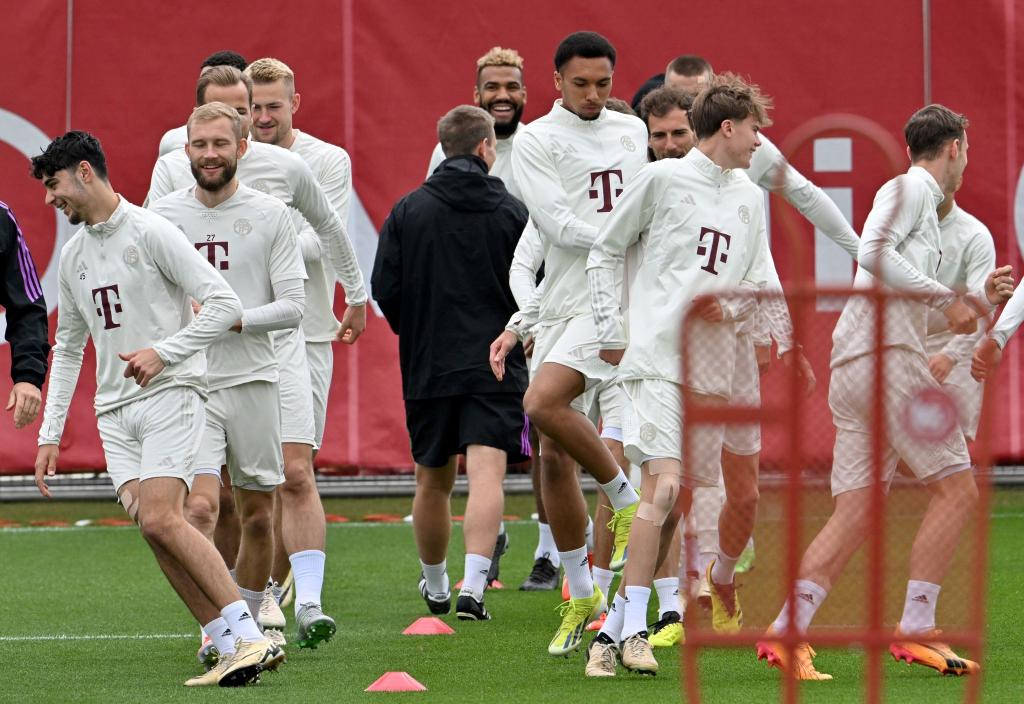 Die Spieler des FC Bayern München beim Abschlusstraining. - Foto: Peter Kneffel/dpa