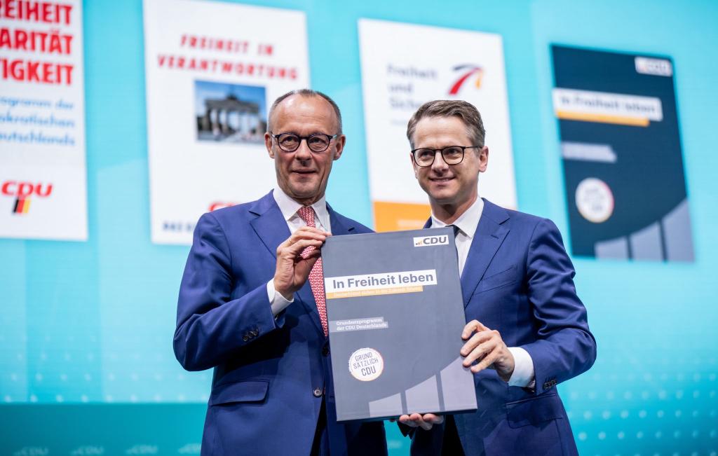 Friedrich Merz (l) und Carsten Linnemann präsentieren das neue Grundsatzprogramm der CDU. - Foto: Michael Kappeler/dpa