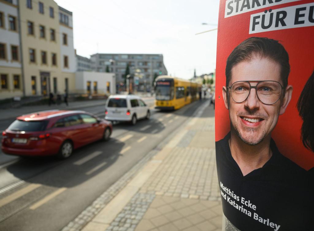 Der SPD-Politiker Matthias Ecke wurde am vergangen Freitag von vier jungen Männern angegriffen, während er Wahlplakate aufhängen wollte. - Foto: Robert Michael/dpa