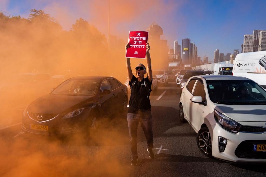 Aktivisten blockieren in Tel Aviv eine Autobahn. Sie fordern die Freilassung der Geiseln aus der Gefangenschaft der Hamas im Gazastreifen. - Foto: Oded Balilty/AP