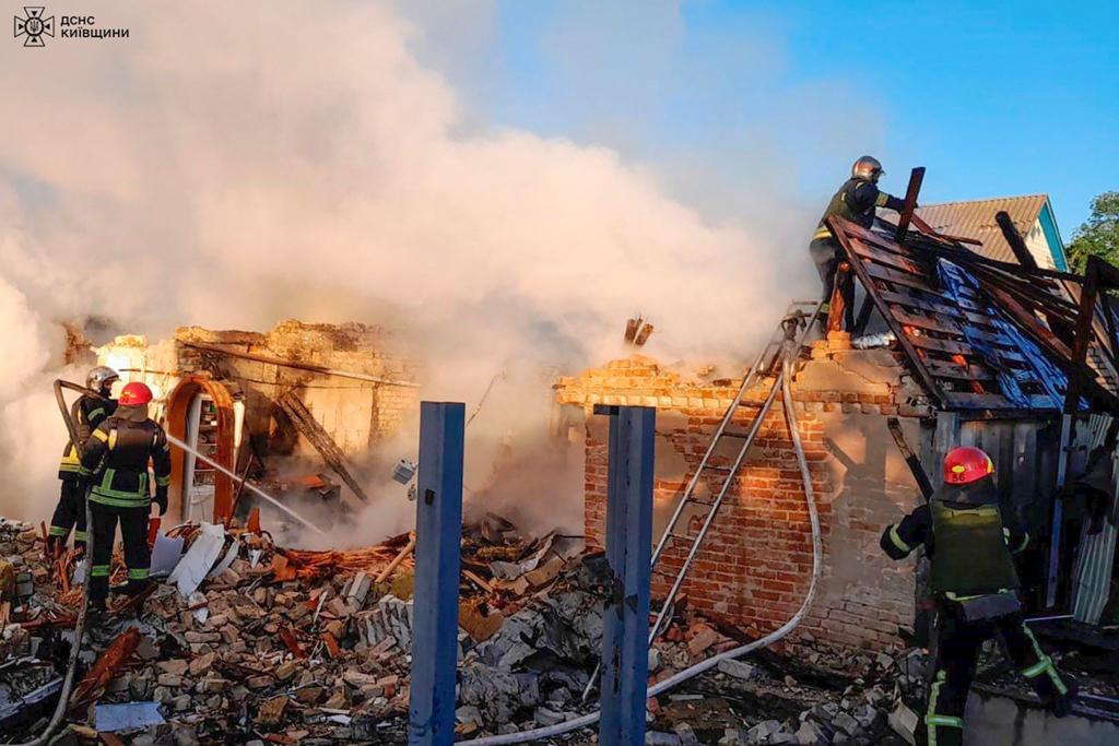 Rettungskräfte sind nach einem russischen Raketenangriff in der Region Kiew an einem beschädigten Gebäude im Einsatz. - Foto: Uncredited/Ukrainian Emergency Service/AP