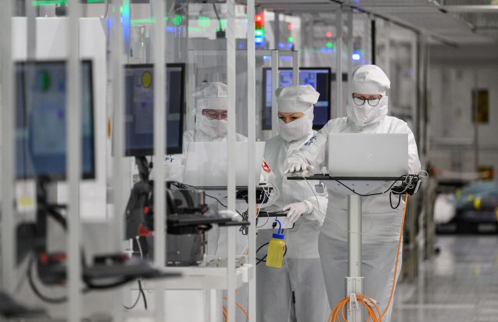 Bisher hat Infineon in Regensburg etwa 3100 Mitarbeiter. - Foto: Robert Michael/dpa