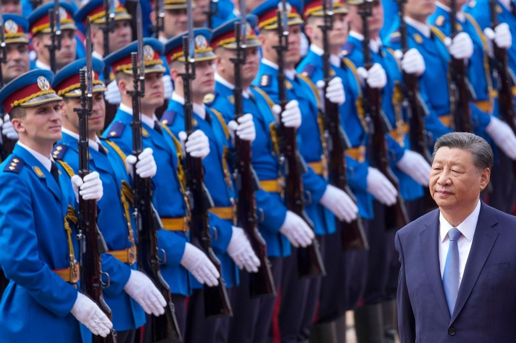 In Reih und Glied begrüßt die Ehrengarde den chinesischen Präsidenten Xi Jinping im Serbien-Palast in Belgrad. - Foto: Darko Vojinovic/AP