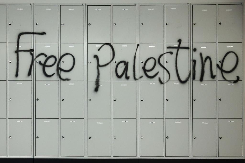 Der Schriftzug «Free Palestine» wurde während der Besetzung des Audimax der Universität Leipzig an eine Wand gesprüht (Symbolbild). - Foto: Jan Woitas/dpa