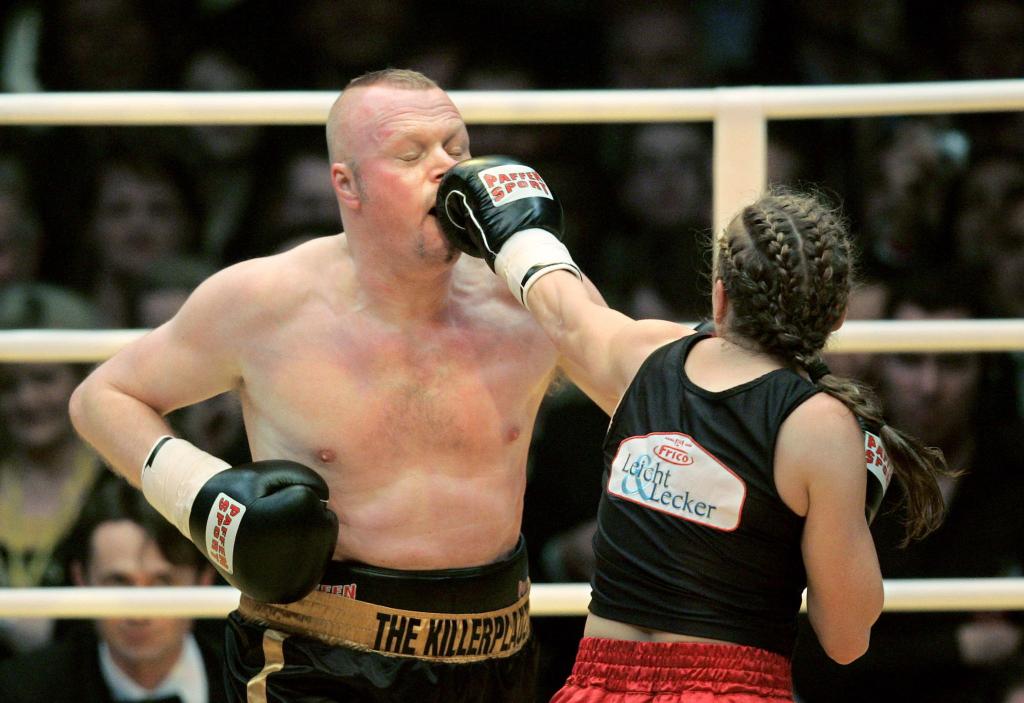 Die ehemalige Boxweltmeisterin Regina Halmich und Fernsehmoderator Stefan Raab beim Fight 2007. - Foto: Rolf Vennenbernd/dpa