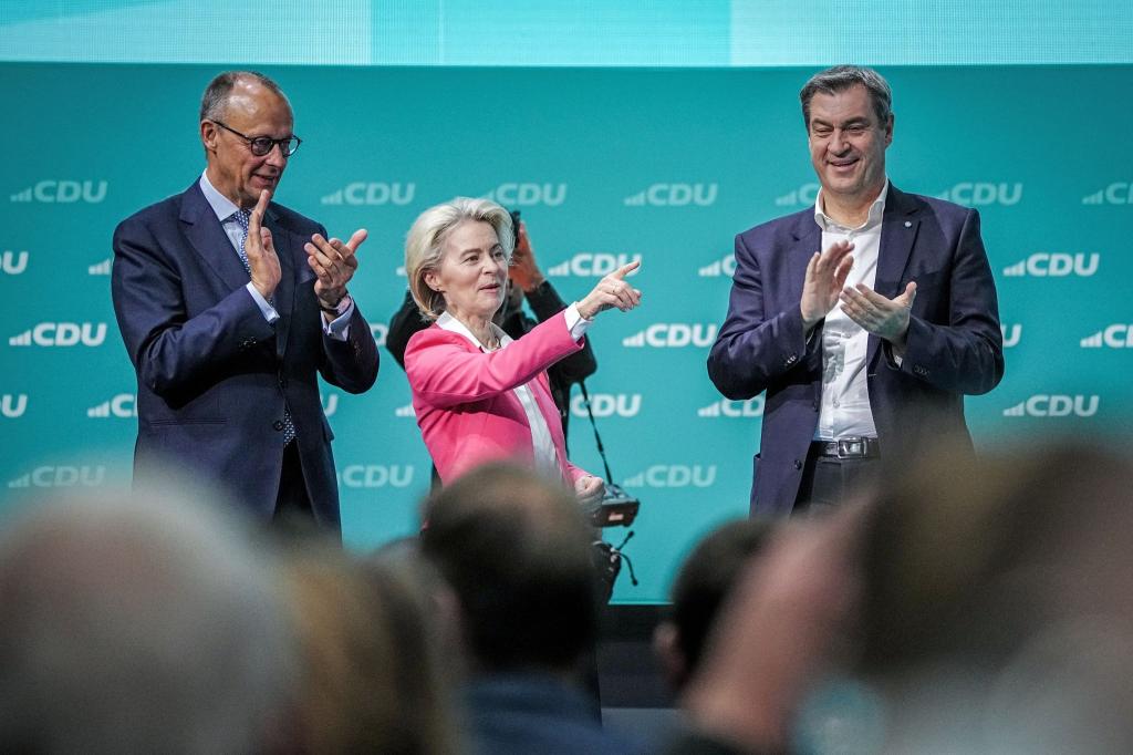 CDU-Chef Friedrich Merz (l, CDU), EU-Kommissionspräsidentin Ursula von der Leyen und CSU-Chef Markus Söder stehen beim CDU-Bundesparteitag gemeinsam auf dem Podium. - Foto: Kay Nietfeld/dpa