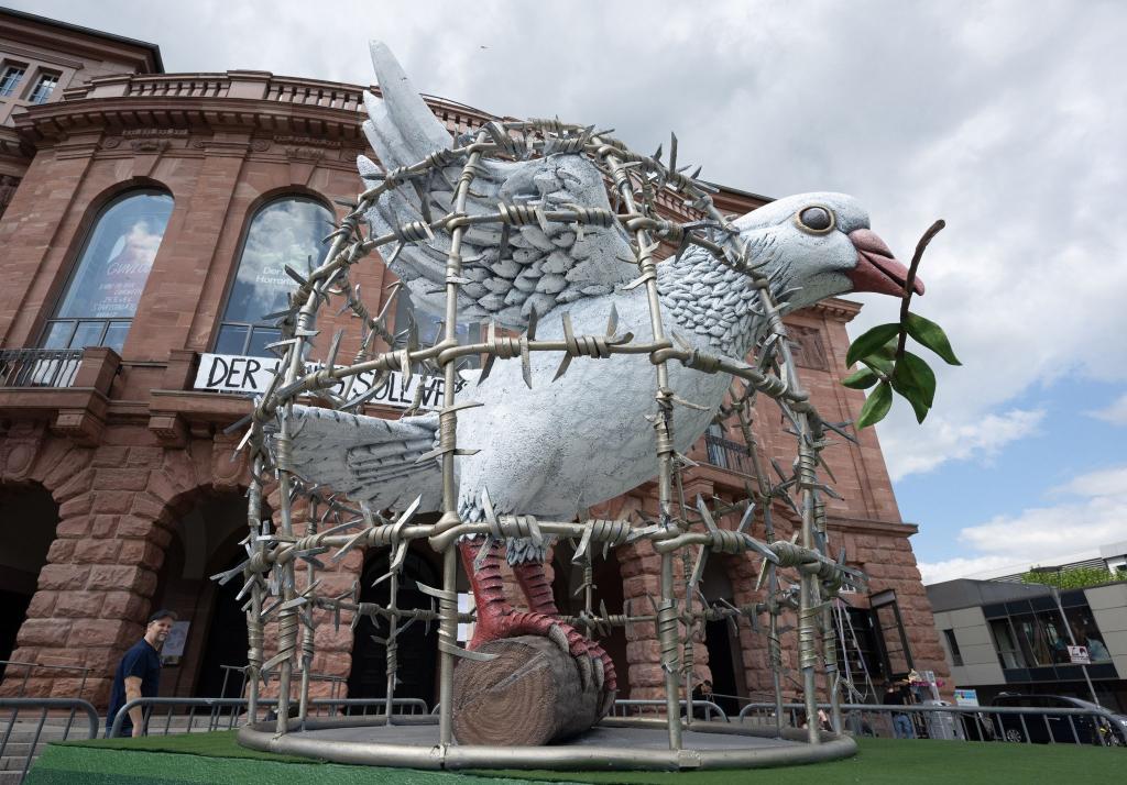 Anlässlich des «Tages der Befreiung» wurde die große «Friedenstaube» aus dem diesjährigen Rosenmontagsumzug vor dem Theater in Mainz aufgestellt. - Foto: Boris Roessler/dpa