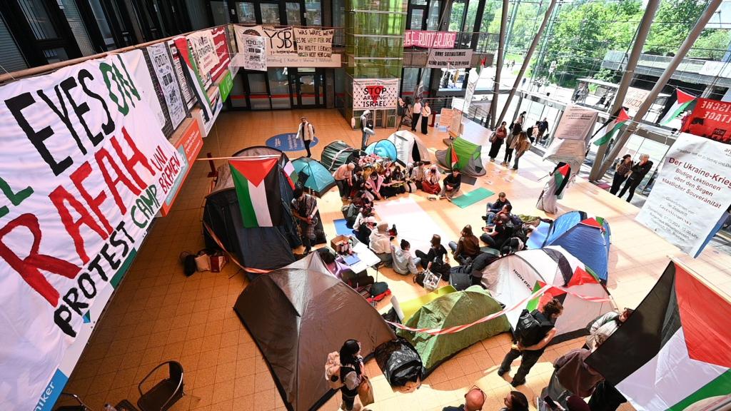Propalästinensische Aktivisten haben in einem Gebäude der Universität Bremen ein Protestcamp errichtet. - Foto: Lars Penning/dpa