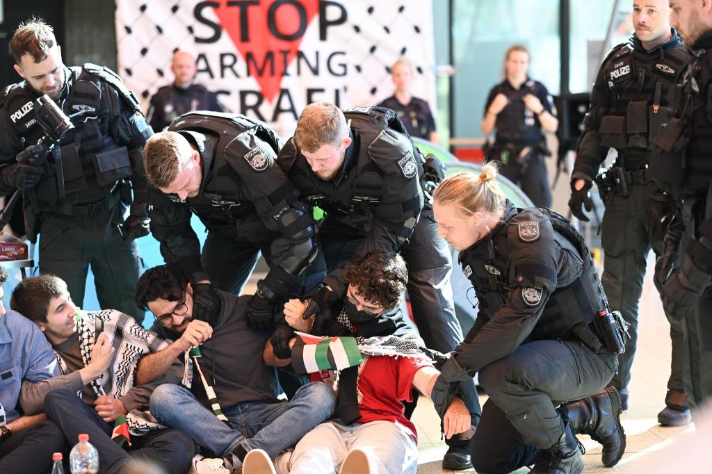 Polizisten räumen ein Protestcamp propalästinensischer Aktivisten in einem Gebäude der Universität Bremen. - Foto: Lars Penning/dpa