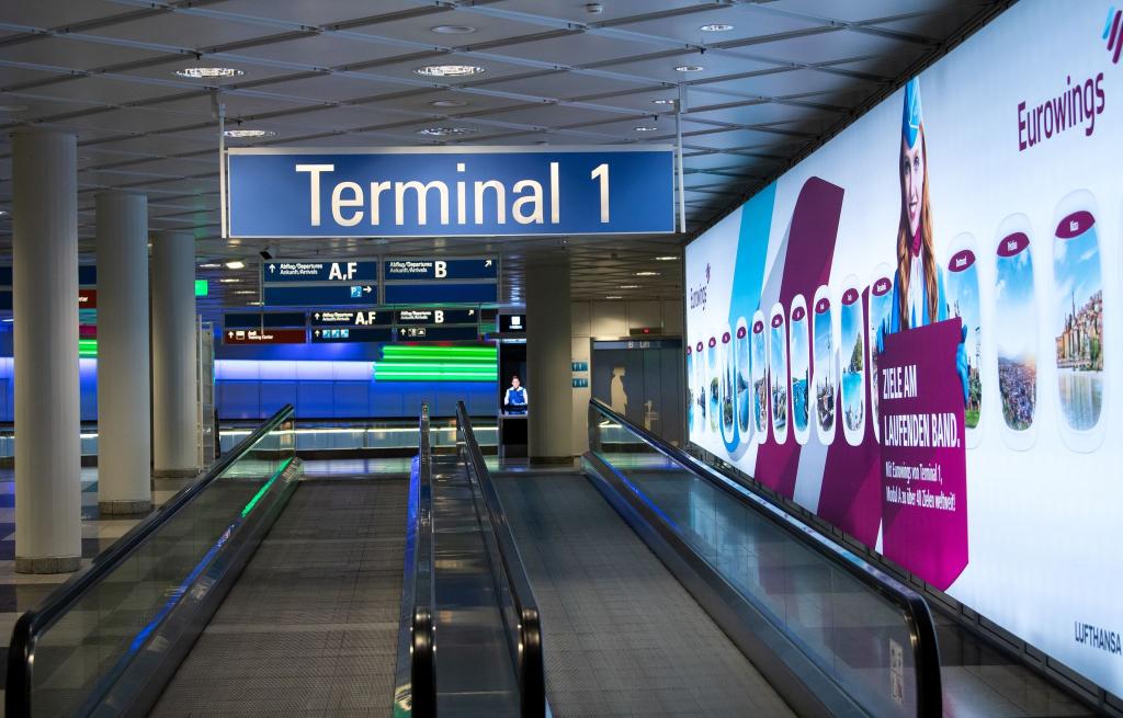 Fast menschenleer zeigt sich das Terminal 1 am Flughafen München, nachdem es zwischenzeitlich wegen einer Personenfahndung geräumt wurde. - Foto: Sven Hoppe/dpa