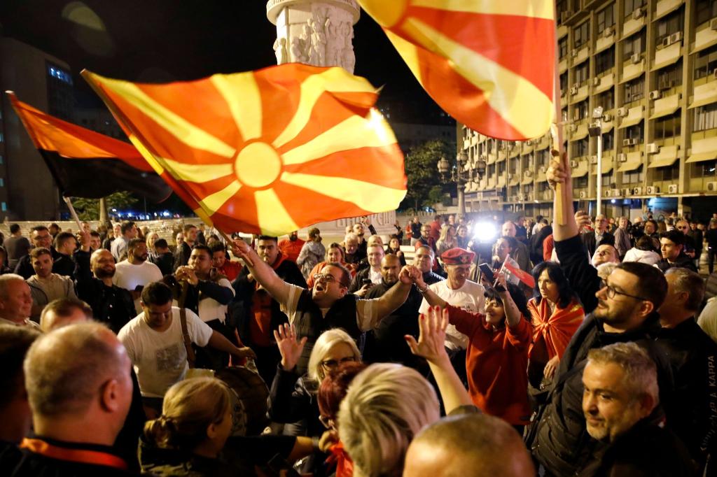 Die rechte Opposition hat die Parlaments- und Präsidentschaftswahlen in Nordmazedonien klar gewonnen. In den Straßen der Hauptstadt Skopje feierten die Anhänger mit Autokorsos, Hupkonzerten und Feuerwerken bis tief in die Nacht. - Foto: Boris Grdanoski/AP/dpa