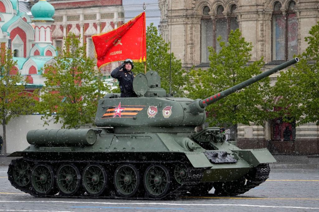 Ein legendärer sowjetischer T-34-Panzer ist während der Militärparade in Moskau zu sehen. Bei der traditionellen Parade zum Tag des Sieges sollen 9000 Soldaten aufmarschieren, darunter auch solche, die in den vergangenen Monaten in der Ukraine gekämpft haben. - Foto: Alexander Zemlianichenko/AP