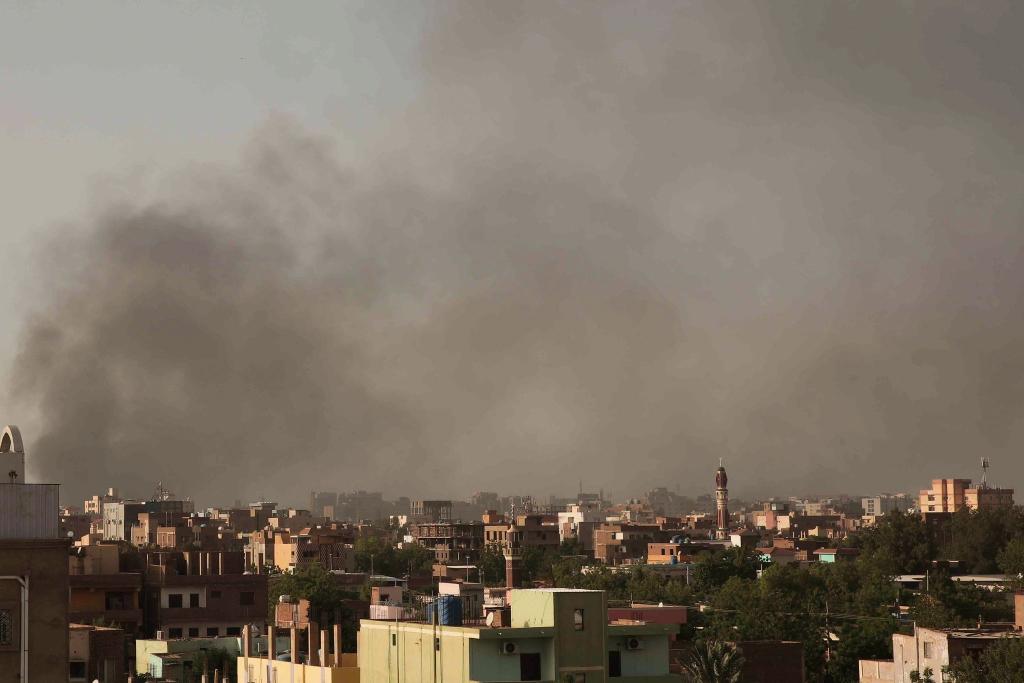 Im April 2023 steigt während der anhaltenden Kämpfe Rauch in Khartum auf. - Foto: Marwan Ali/AP/dpa
