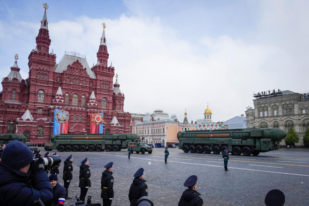 Russische ballistische RS-24 Yars-Raketen sind während der Militärparade auf dem Roten Platz zu sehen. - Foto: Alexander Zemlianichenko/AP/dpa