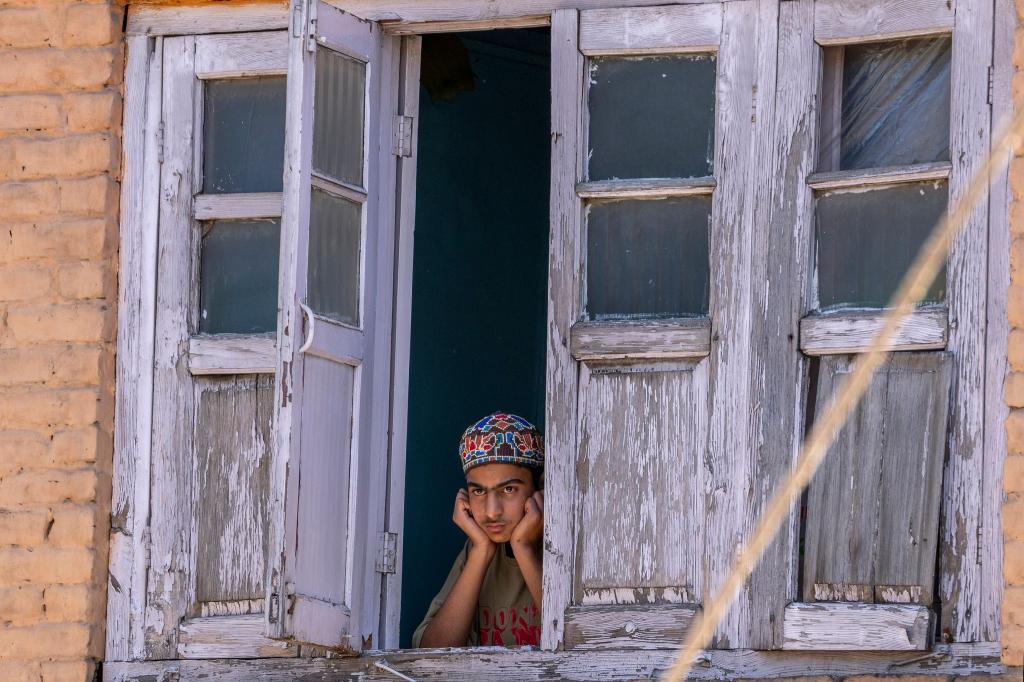 Ein Junge aus Kaschmir beobachtet von einem Fenster seines Hauses aus eine Wahlkampfveranstaltung der Demokratischen Volkspartei von Jammu und Kaschmir. In Indien findet derzeit die Parlamentswahl statt, die ganze sechs Wochen dauert. 970 Millionen der 1,4 Milliarden Einwohner sind wahlberechtigt. - Foto: Dar Yasin/AP/dpa