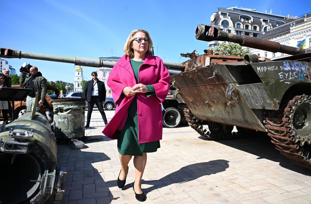 Entwicklungsministerin Svenja Schulze besichtigt während eines Besuchs in der Ukraine Wracks russischer Panzer. - Foto: Sebastian Christoph Gollnow/dpa