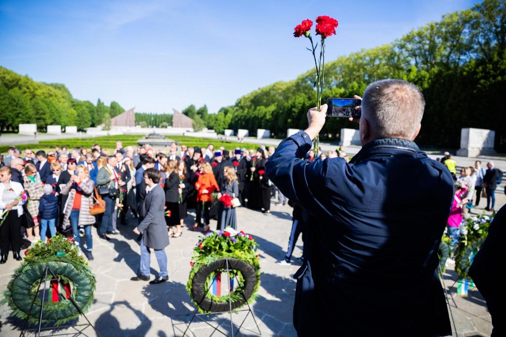 Zahlreiche Menschen besuchten das Sowjetische Ehrenmal im Treptower Park in Berlin. - Foto: Christoph Soeder/dpa